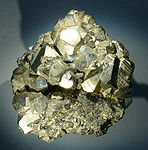 Pirit kristály. A színe miatt könnyen összekeverhető az arannyal. A bolondok aranyának is hívják.